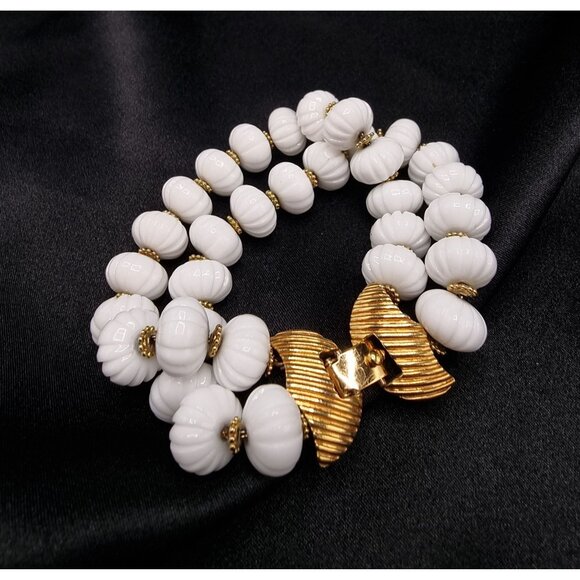 Vintage 1960s-70s Monet Signed Gold Tone & White Beaded Bracelet With Textured - Picture 1 of 5